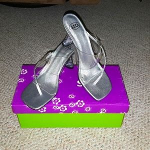 s.r.o.  Kris Clear Silver Lucite, size 6M